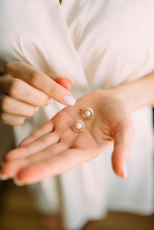 From Day to Night: Effortlessly Transition Your Earrings for Any Occasion